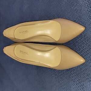 NWOT Tan Michael Kors Dorothy Pumps